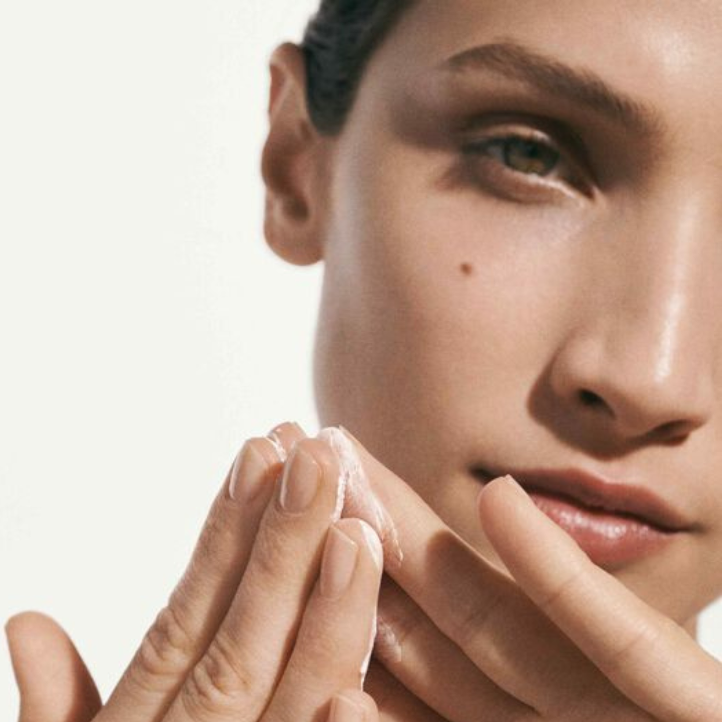 La Mer Creme De La Mer Moisturizing Cream – Hydrating Face Cream for Unisex (1 oz / 30ml)