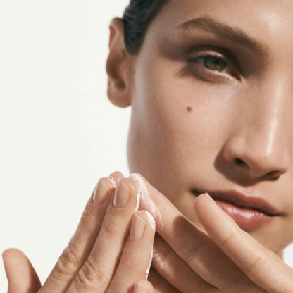 La Mer Creme De La Mer Moisturizing Cream – Hydrating Face Cream for Unisex (1 oz / 30ml)